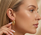 Pendientes fabricados en acero inoxidable 304 duradero con un elegante acabado dorado.