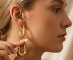 Pendientes en forma de U de lujo minimalistas de Acero Inoxidable chapados en oro.