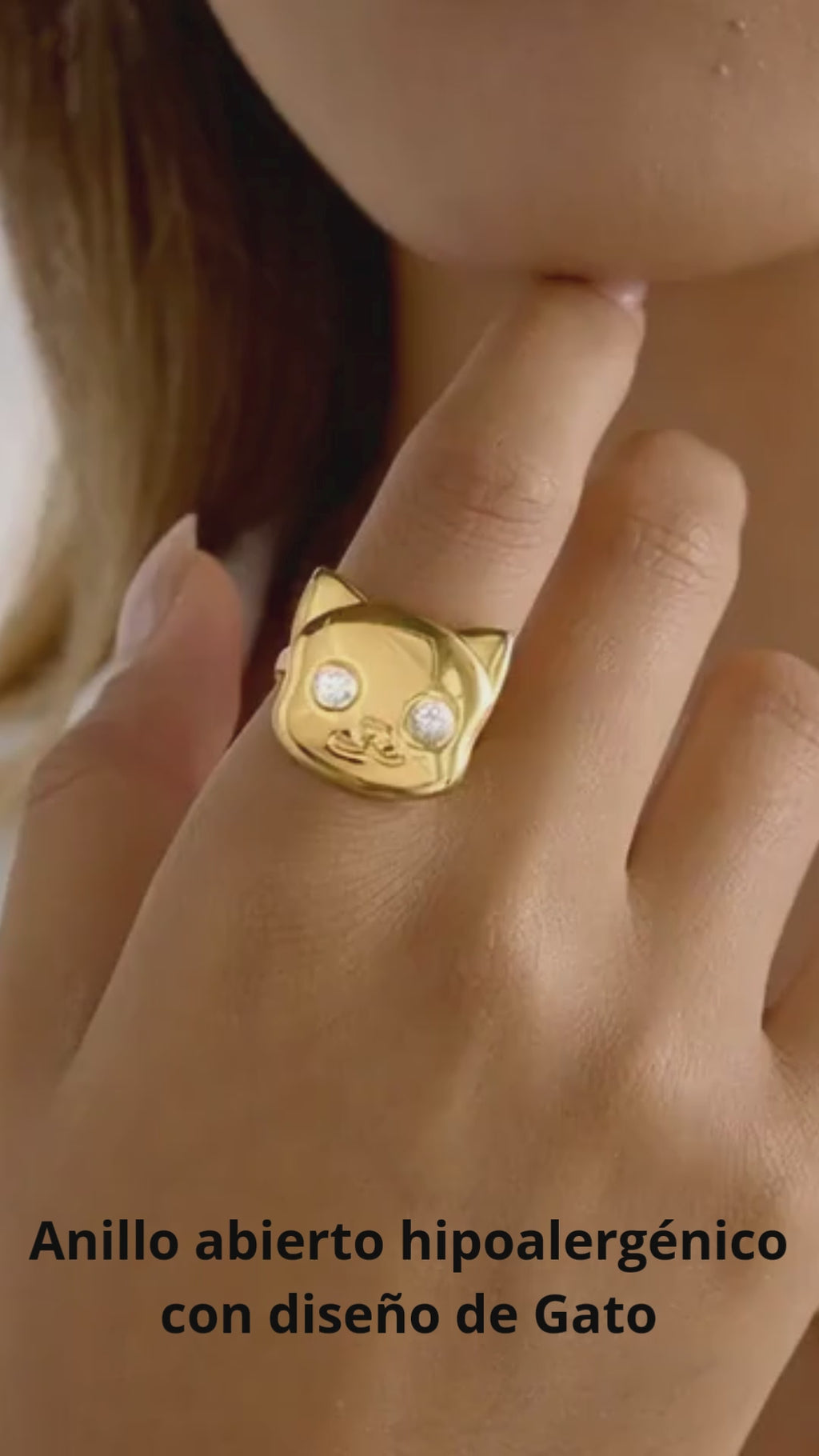 Anillo abierto hipoalergénico con diseño de gato, en acero inoxidable 304 con recubrimiento PVD de oro e incrustación de circonita.